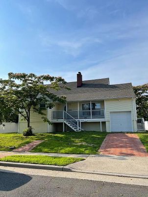 Attached, Exterior, Facade, Ranch
