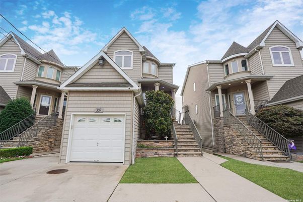 Attached, Exterior, Facade, Queen Anne Victorian
