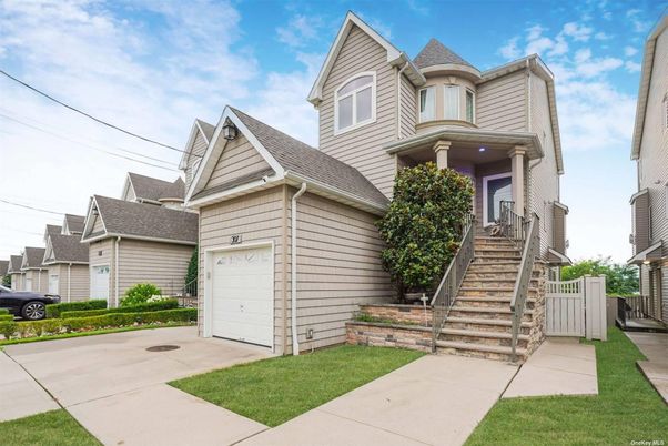 Attached, Exterior, Facade, Queen Anne Victorian