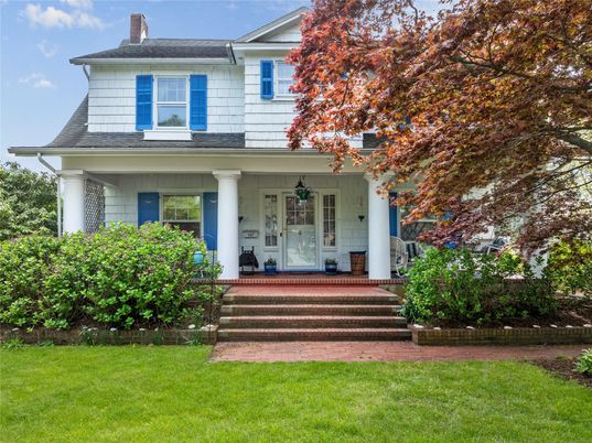 Exterior, Facade, American Foursquare