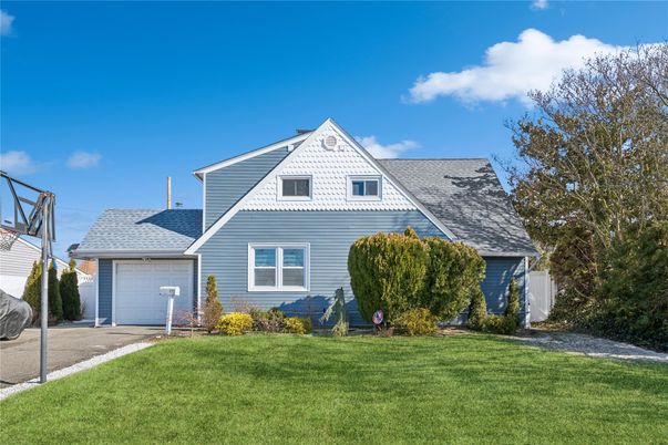 Attached, Exterior, Facade, Farmhouse