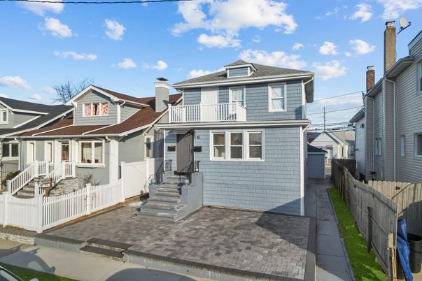 Exterior, Facade, American Foursquare