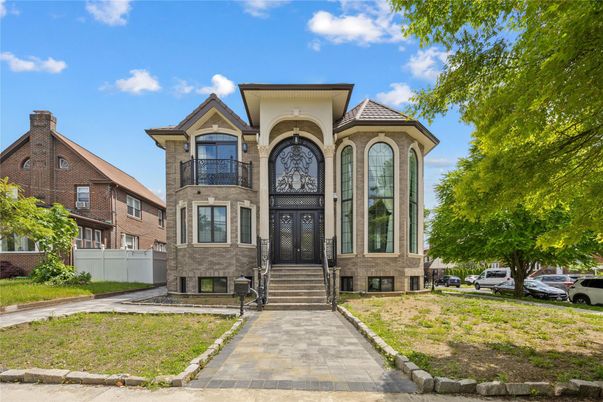Exterior, Facade, Queen Anne Victorian