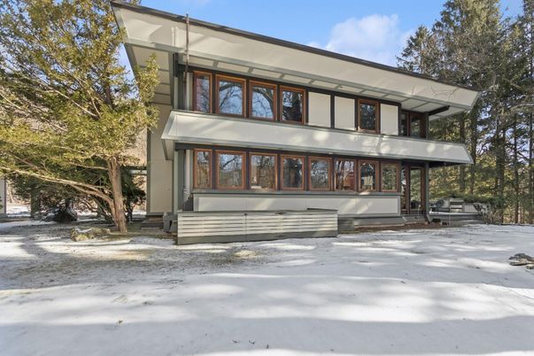 Exterior, Facade, Modern