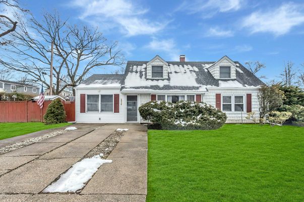 Exterior, Facade, Cape Cod