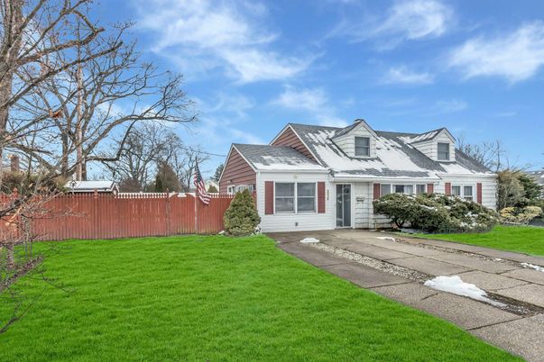 Exterior, Facade, Cape Cod