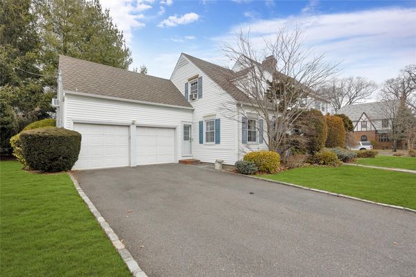 Attached, Exterior, Facade, Cape Cod