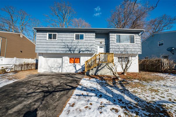 Attached, Exterior, Facade, Raised Ranch