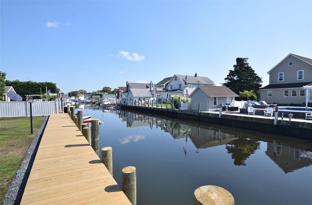 Exterior, Lake
