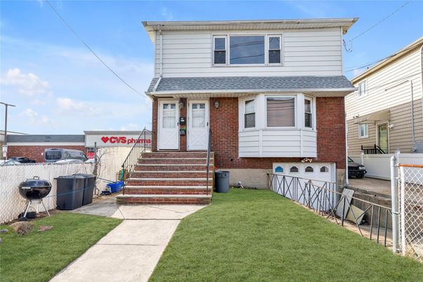 Attached, Exterior, Facade, Brick Facade, American Foursquare