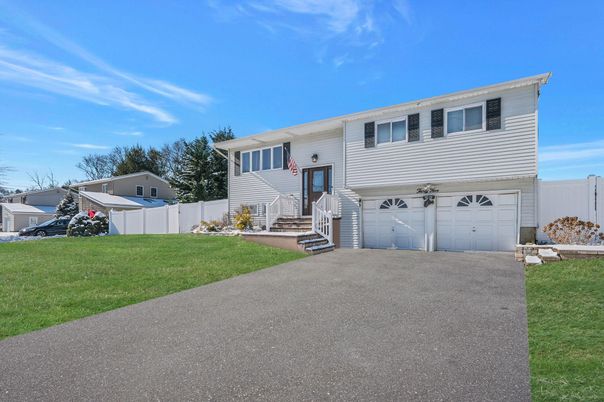 Attached, Exterior, Facade, Raised Ranch