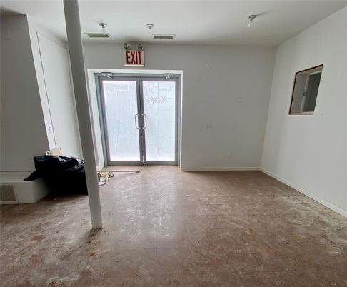 Empty room, Interior