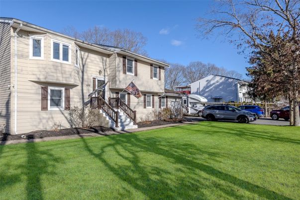 Attached, Exterior, Facade, Raised Ranch