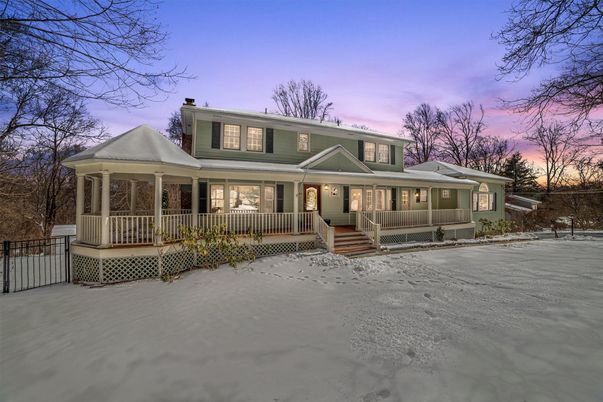 Exterior, Facade, American Foursquare