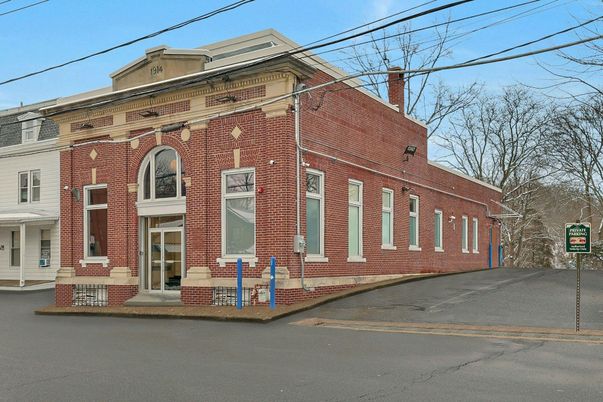 Exterior, Facade, Brick Facade, Georgian