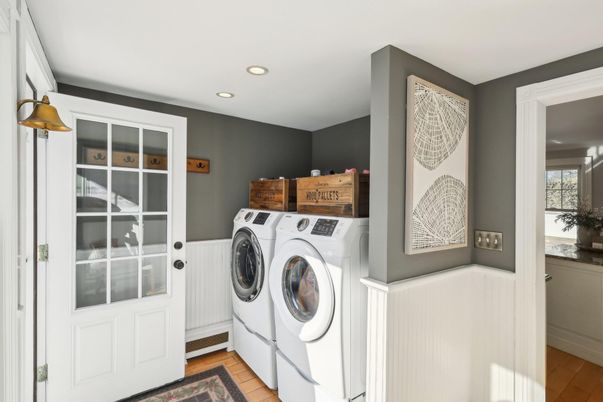 Interior, Recessed Lighting, Washer, Wood Texture Flooring