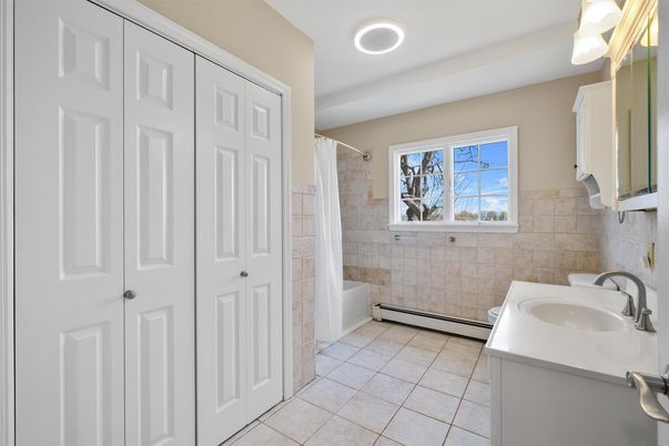 Bathroom, Interior, Recessed Lighting
