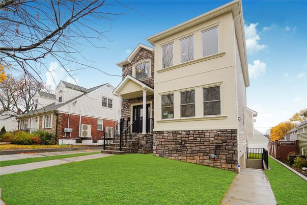 Exterior, Facade, Brick Facade, American Foursquare