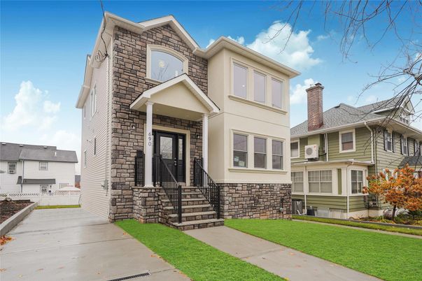 Exterior, Facade, Queen Anne Victorian