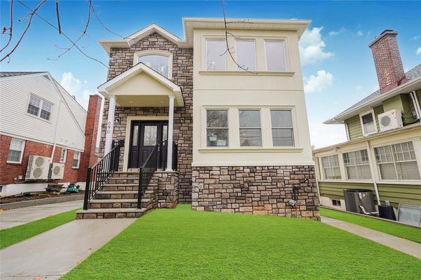 Exterior, Facade, Brick Facade, Rowhouse