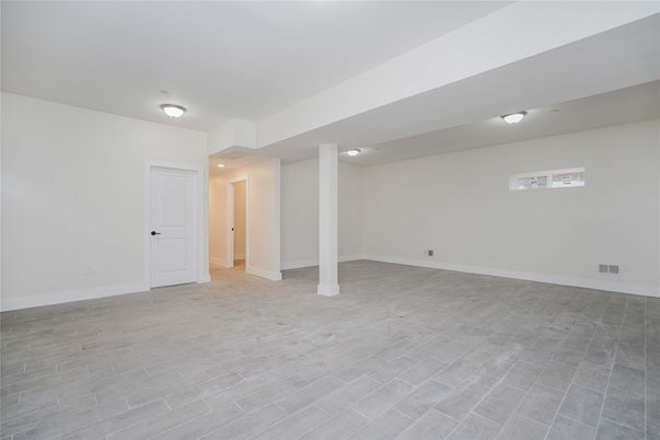 Empty room, Interior