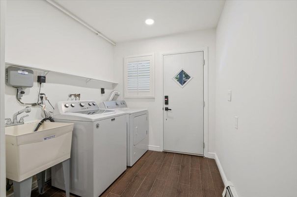 Interior, Recessed Lighting, Washer, Wood Texture Flooring