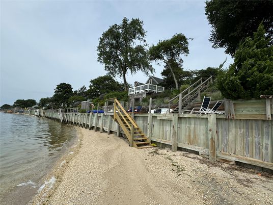 Exterior, Lake