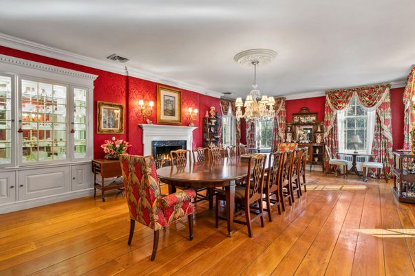 Chandelier, Dining room, Fireplace, Interior, Wood Texture Flooring