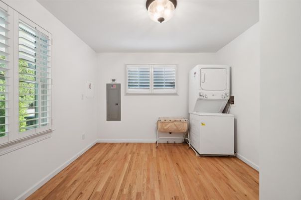 Interior, Utility Closets, Washer, Wood Texture Flooring