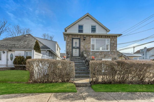 Exterior, Facade, Queen Anne Victorian