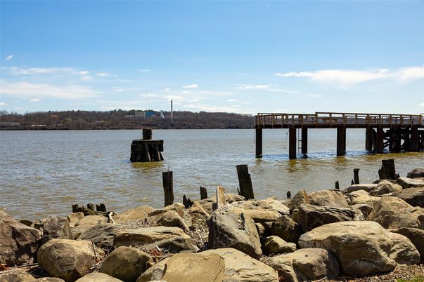 Exterior, Lake