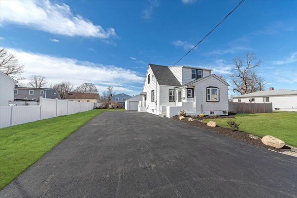 Attached, Exterior, Facade, Cape Cod