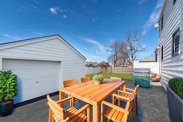 Detached Garage, Exterior