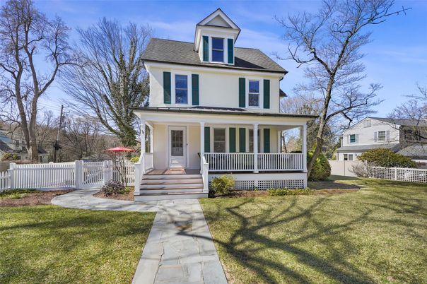 Exterior, Facade, American Foursquare