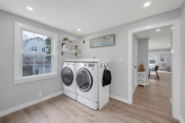 Interior, Recessed Lighting, Washer, Wood Texture Flooring