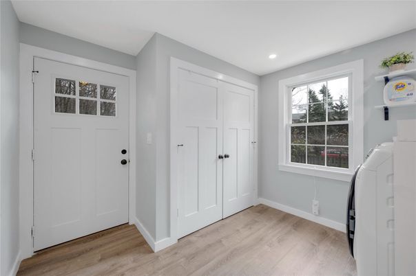 Interior, Recessed Lighting, Washer, Wood Texture Flooring