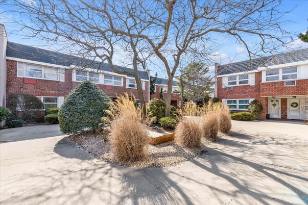 Exterior, Facade, Brick Facade, Raised Ranch