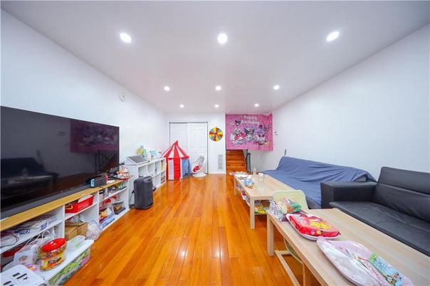 Interior, Living room, Recessed Lighting, Wood Texture Flooring