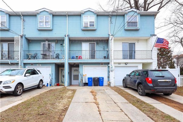 Attached, Exterior, Facade, Rowhouse