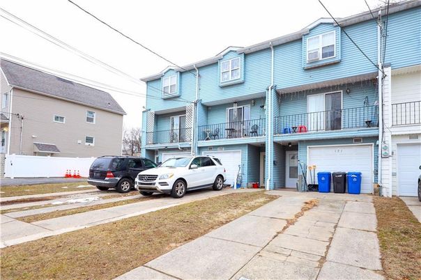 Attached, Exterior, Facade, Rowhouse