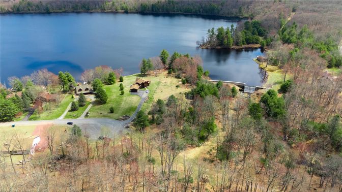 Exterior, Lake