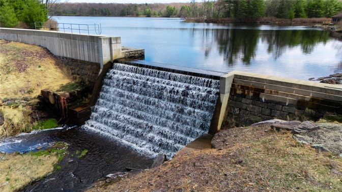 Exterior, Lake