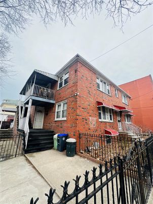 Exterior, Facade, Brick Facade, Rowhouse