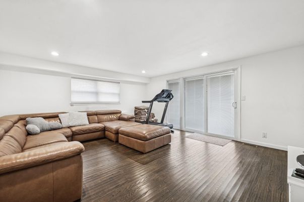 Fitness Equipment, Interior, Living room, Recessed Lighting, Wood Texture Flooring