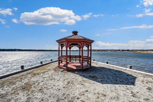 Exterior, Lake