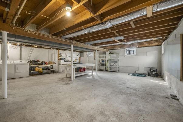Garage, Interior, Washer, Wooden Beams