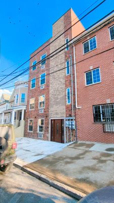 Exterior, Facade, Brick Facade, Rowhouse