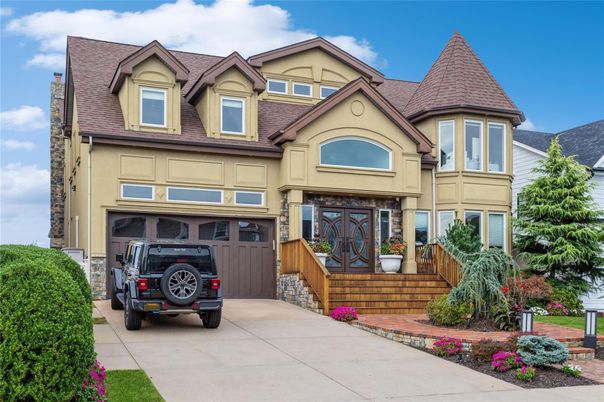 Attached, Exterior, Facade, Queen Anne Victorian