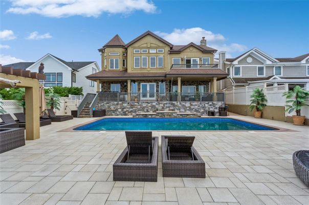 Exterior, Facade, Pool, Queen Anne Victorian