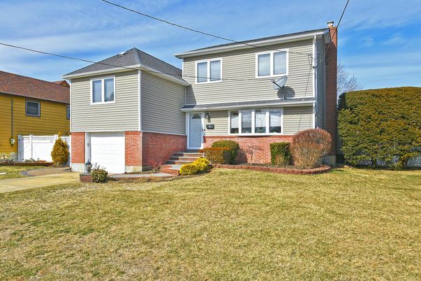 Attached, Exterior, Facade, Brick Facade, Split Level